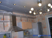 натяжные потолки на кухне